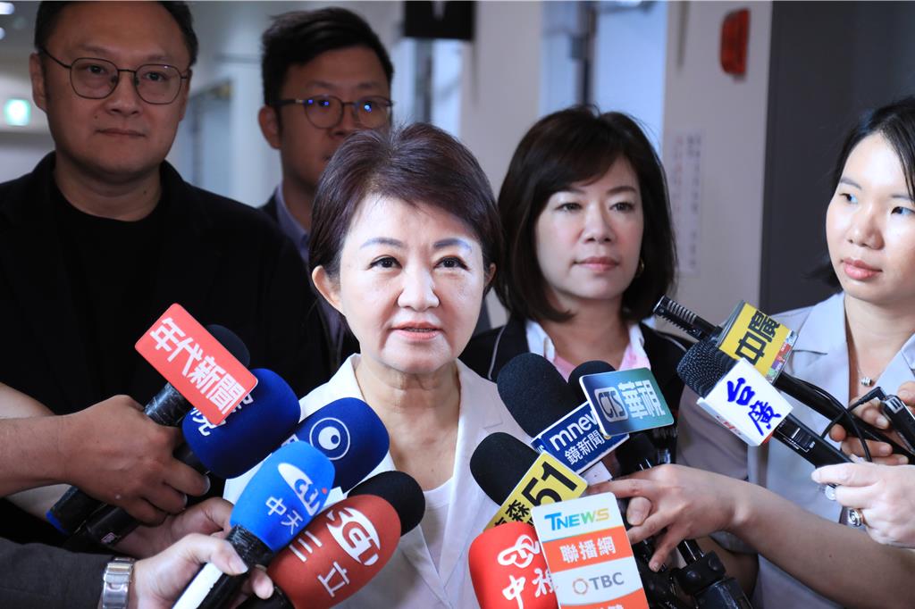国民党党主席郑丽文将于4月7日至12日访问大陆，台中市长卢秀燕31日受访，对于郑丽文将赴大陆访问，她不但支持，且给予高度祝福。