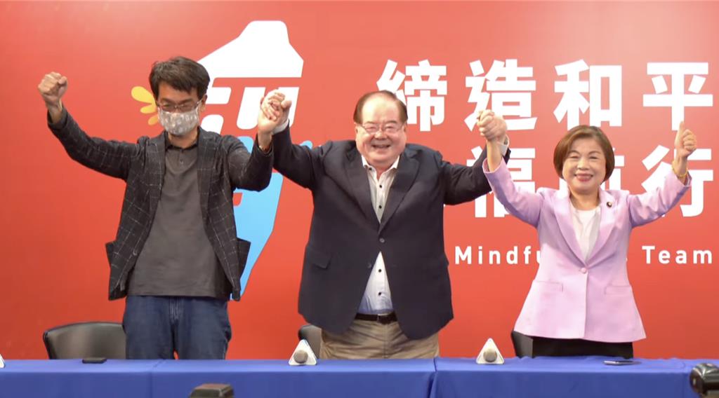 左起：台中市党部主委苏柏兴、副主席李干龙、“立委”杨琼璎。