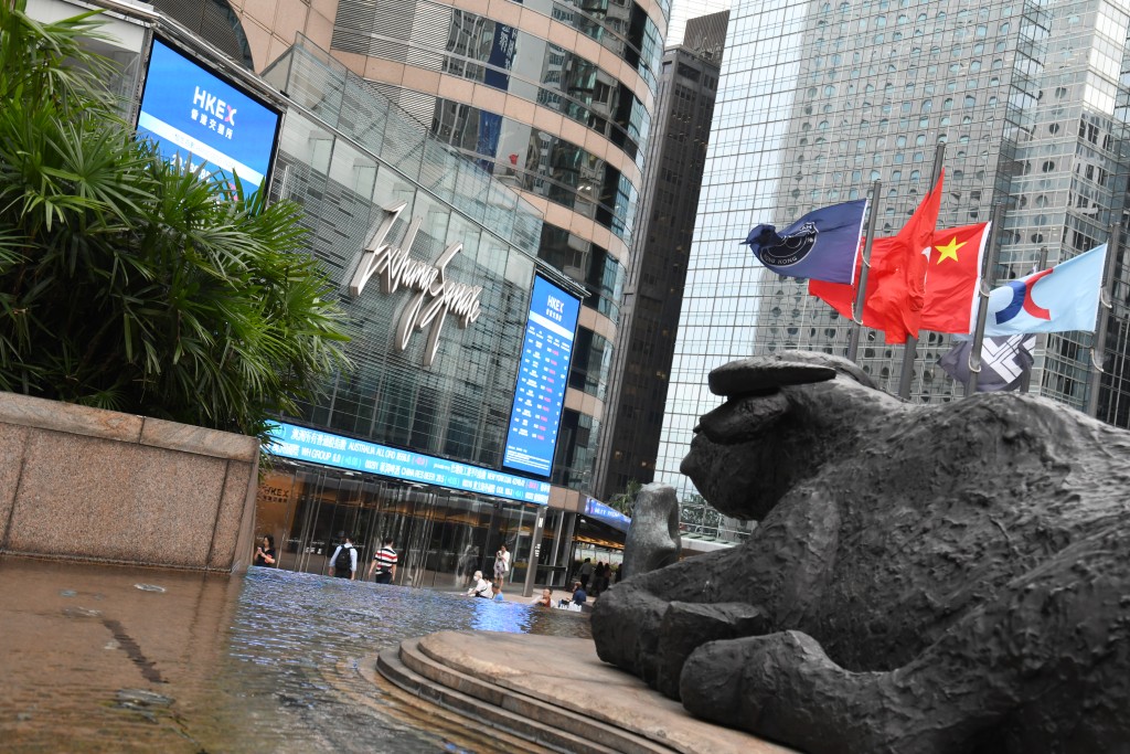 香港股市目前每日处理高达二、三千亿港元的成交额。