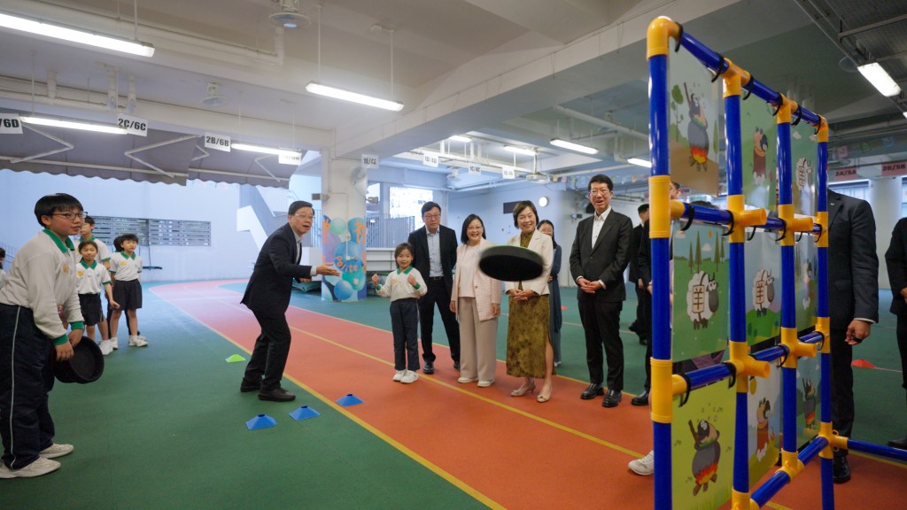李家超与小朋友同乐。
