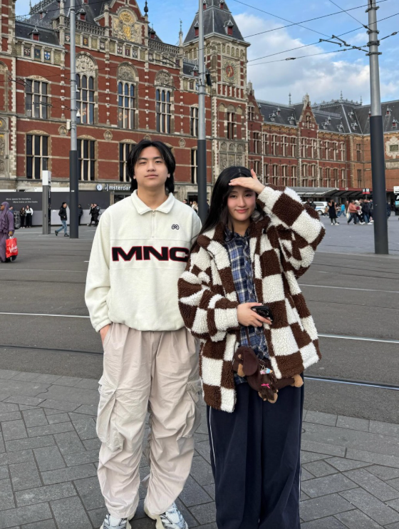 大女咏渝（Vinci）已经亭亭玉立，摆脱了昔日的稚气，散发出浓浓的少女味。