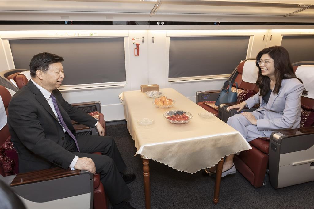 国台办主任宋涛（左）与国民党主席郑丽文（右）