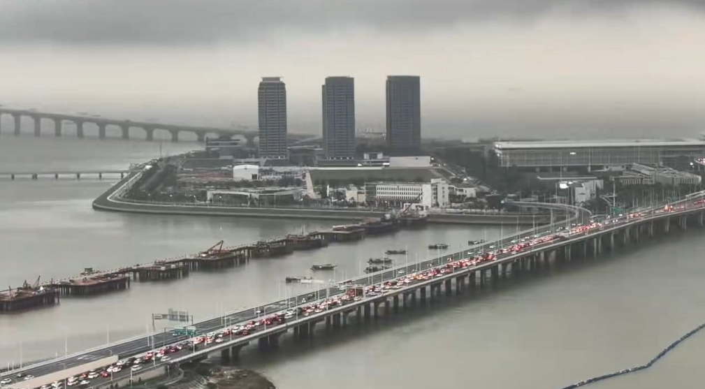 港珠澳大桥交通非常挤塞，出现长约数公里的车龙。