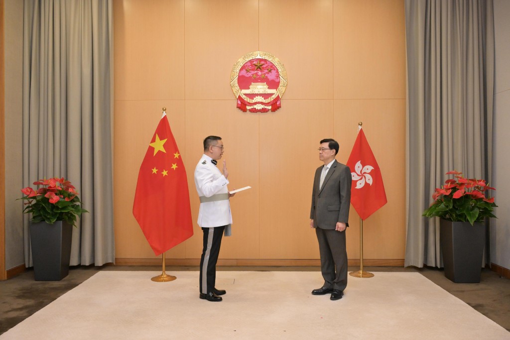 2023年9月，入境事务处处长郭俊峯（左）在行政长官李家超监誓下宣誓就职。