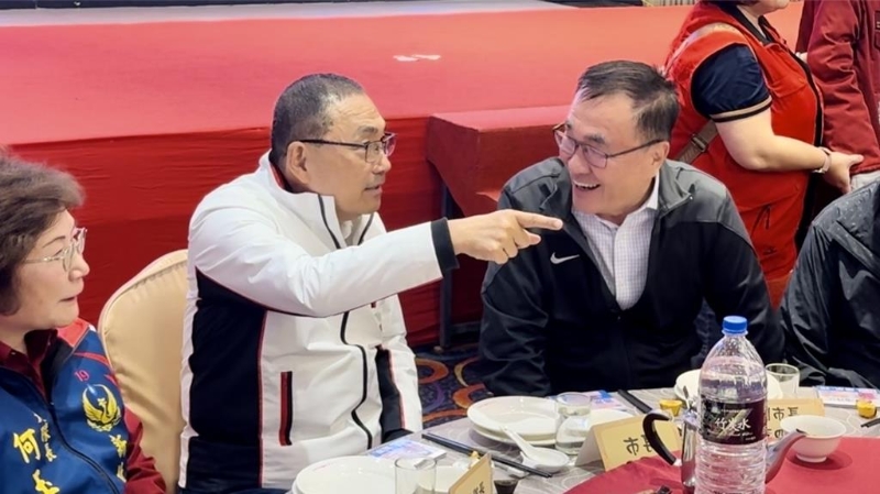 侯友宜、李四川2人还并肩而坐，不时交头接耳。