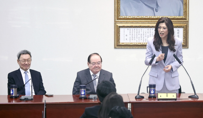 国民党主席郑丽文（右）7日率团访问大陆