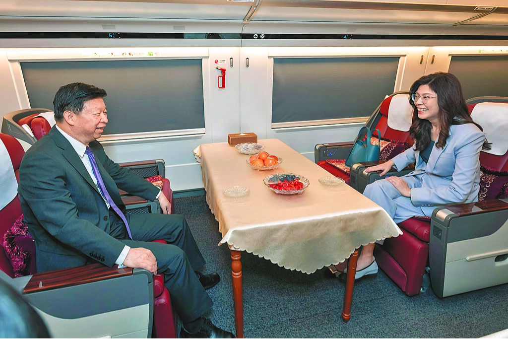 郑丽文（右）7日抵达上海后，和宋涛（左）一起搭高铁“复兴号”列车前往南京，并在车上聊天。