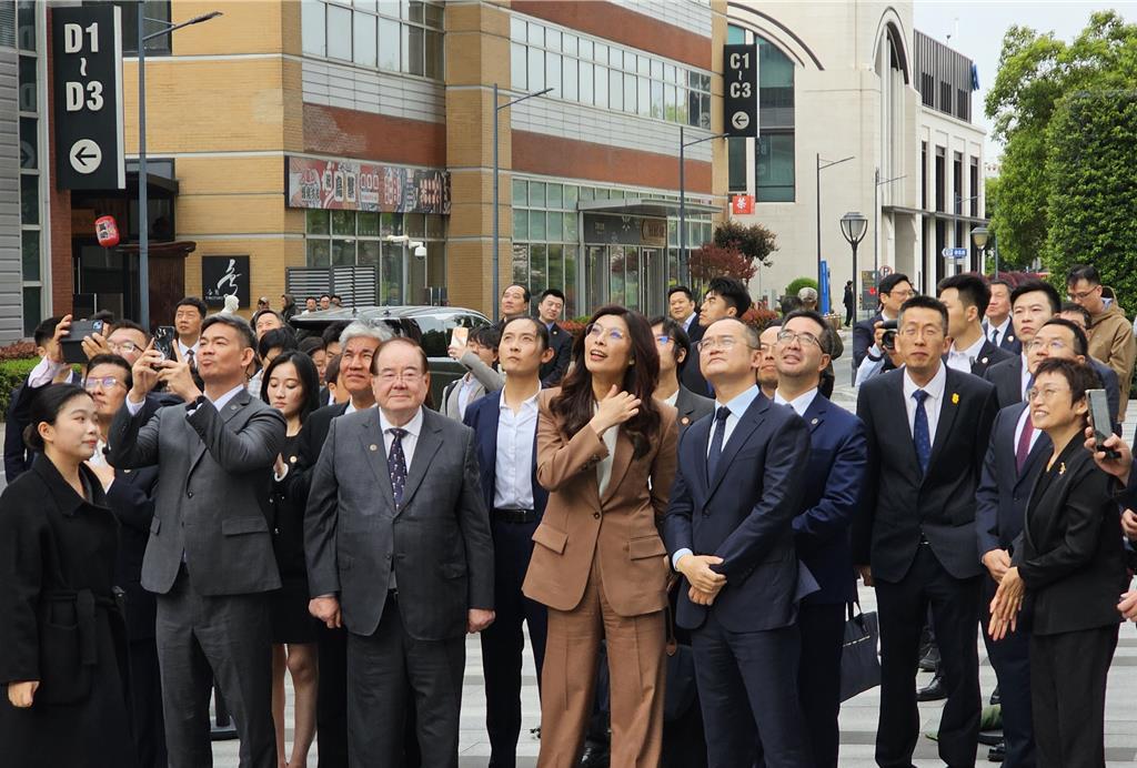 国民党主席郑丽文一行参访上海美团总部