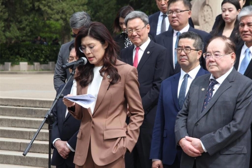 国民党主席郑丽文率团访问大陆（前），随行的苏起（郑身后）引发讨论。