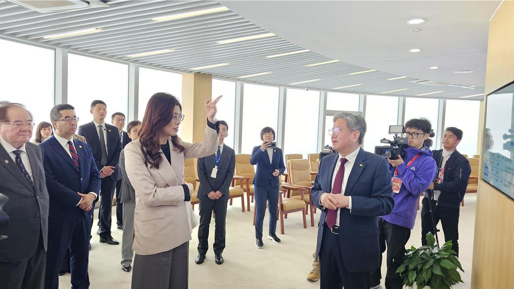 中国国民党主席郑丽文今天上午参访上海洋山港