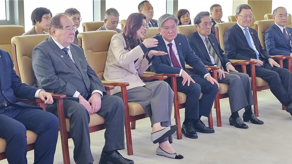 对于港口无人化自动设备非常感兴趣，不断发问