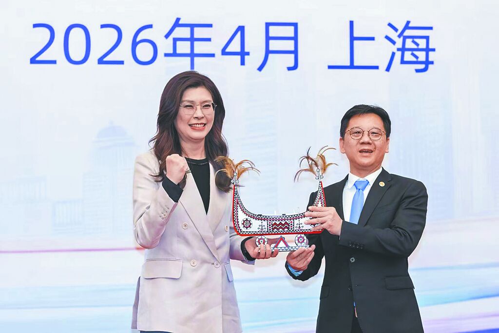 国民党主席郑丽文（左）与全国台企联总会长李政宏（右）合影