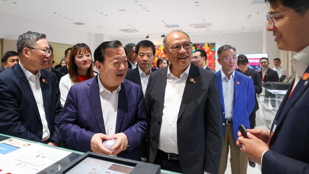 夏宝龙在香港理工大学大亚湾研究院调研。
