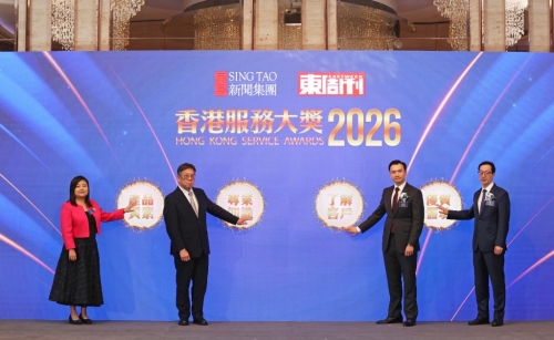 主礼嘉宾香港特别行政区政府商务及经济发展局局长丘应桦（左二）、星岛杂志集团总经理兼《东周刊》总编辑任展兴（右二），联同颁奖嘉宾全国政协委员、香港中华厂商联合会会长卢金荣（右一），以及香港旅游发展局企业事务总经理李桦（左一）主持启动仪式。