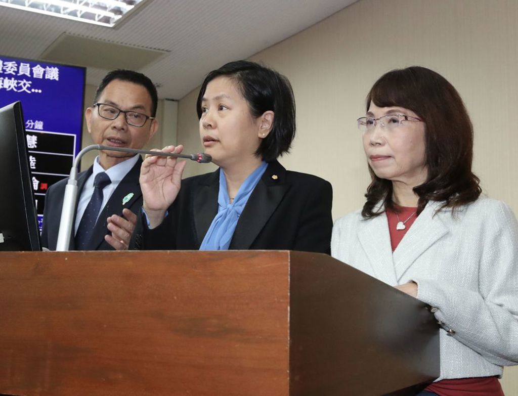 民众党陆配“立委”李贞秀（中）遭开除党籍。