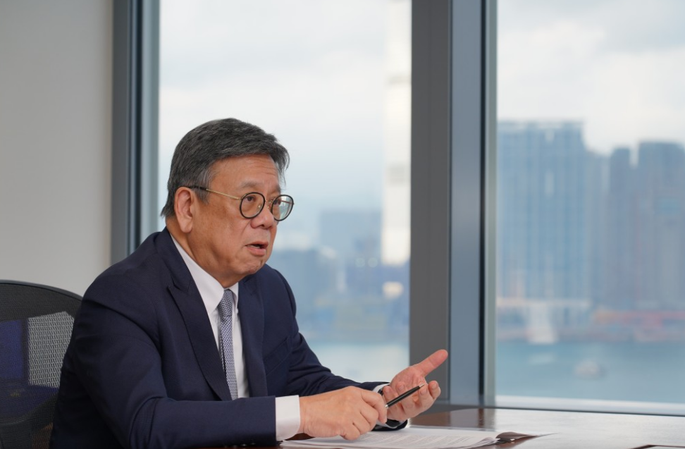 商务及经济发展局局长丘应桦接受《The Standard》（《英文虎报》）专访。