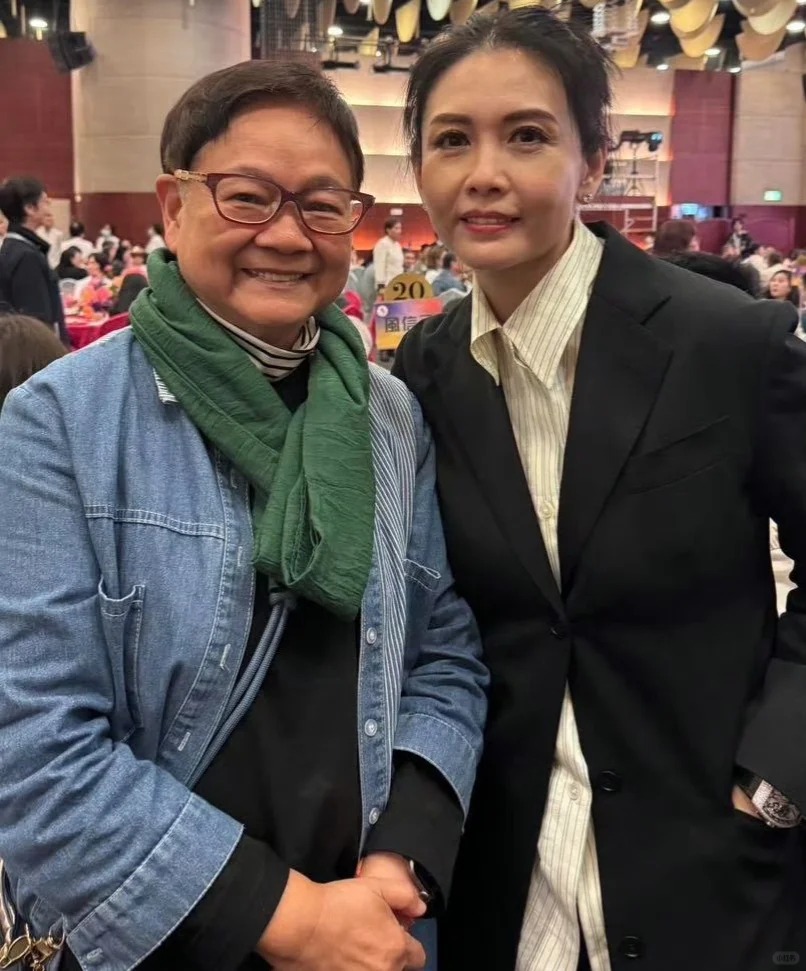 邱淑贞于零滤镜下面上有岁月痕迹，她价值逾百万名表好抢眼。