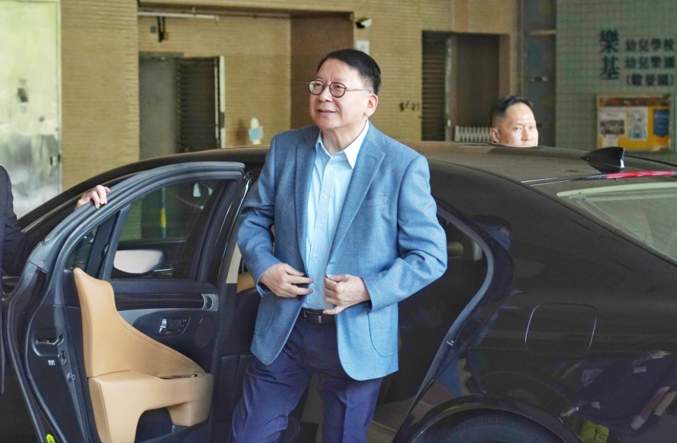 政务司司长陈国基和律政司副司长张国钧，则分别使用德国品牌“宝马（BMW）”的电动私家车和私家车。