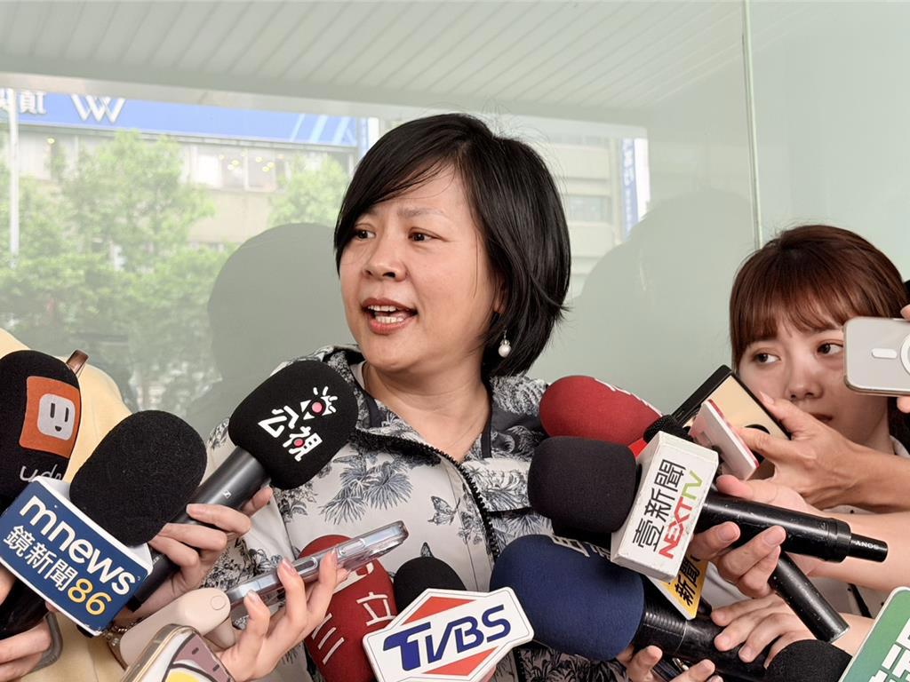 陆配白委李贞秀遭民众党开除党籍，成了自走地图炮，引发关注。