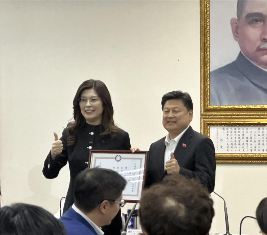 国民党主席郑丽文（左）与国民党团总召傅崐萁（右）。（