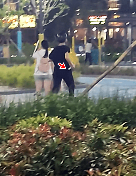 黑衣男持刀在公园