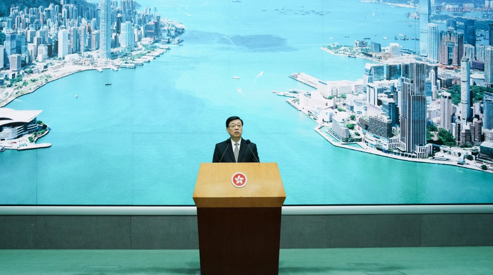 特首李家超今早（21日）出席行政会议前见传媒。期间他提到香港首份五年规划，争取本季内发表咨询文件，让社会共同参与，目标仍是本年内发表正式规划文件。