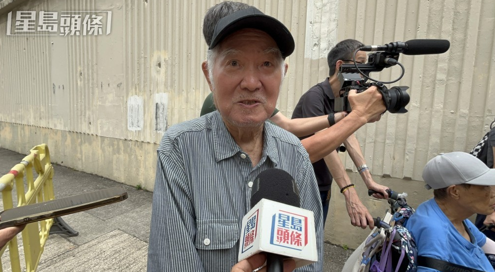 从事西装裁缝数十年的麦先生，希望取回部分由他亲手缝制的西装。