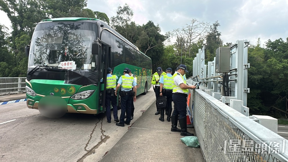警员到场调查。 警员到场调查。