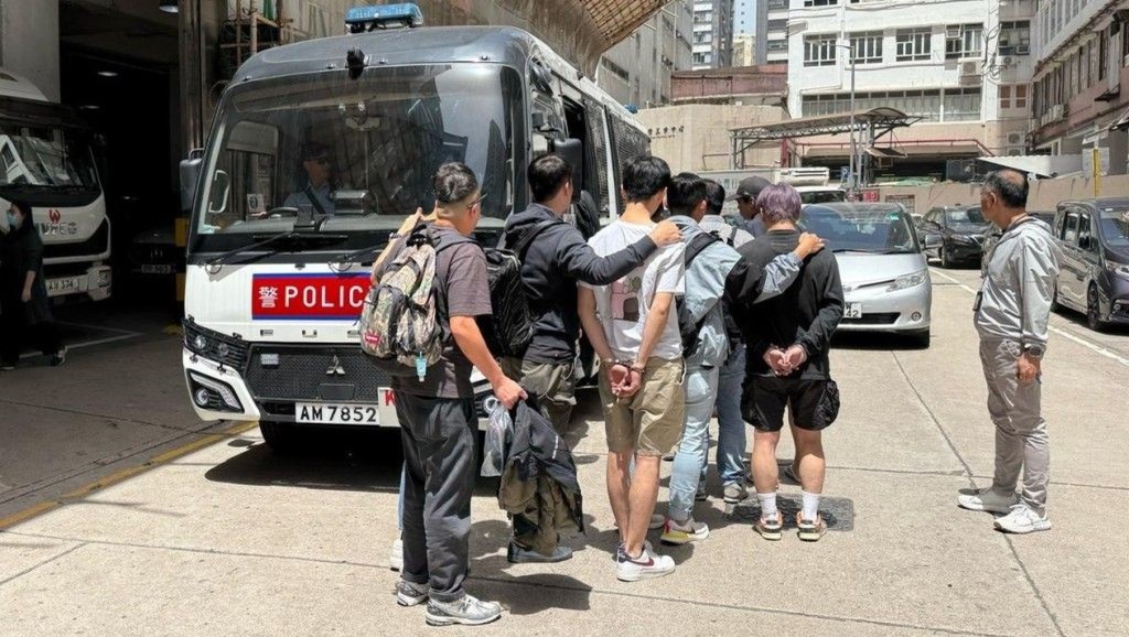 警方在今年初破获多个诈骗集团，拘捕多人