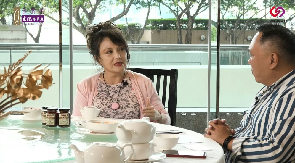 施明与李家鼎离婚后带着两个儿子到美国生活,期间更曾为保护儿子而被黑社会追杀。 施明与李家鼎离婚后带着两个儿子到美国生活,期间更曾为保护儿子而被黑社会追杀。