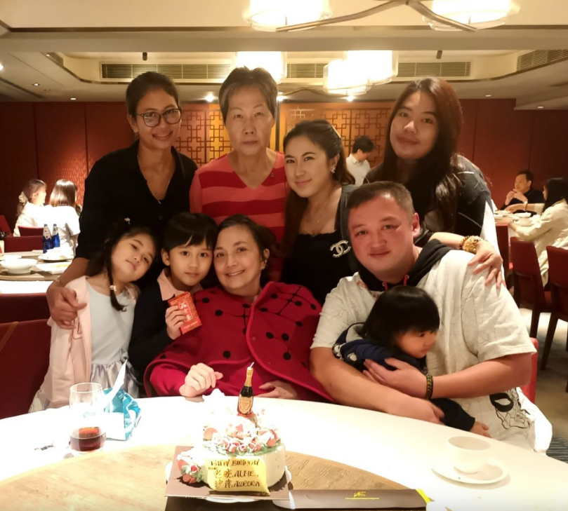 施明在2024年与家人庆祝母亲节。 施明在2024年与家人庆祝母亲节。