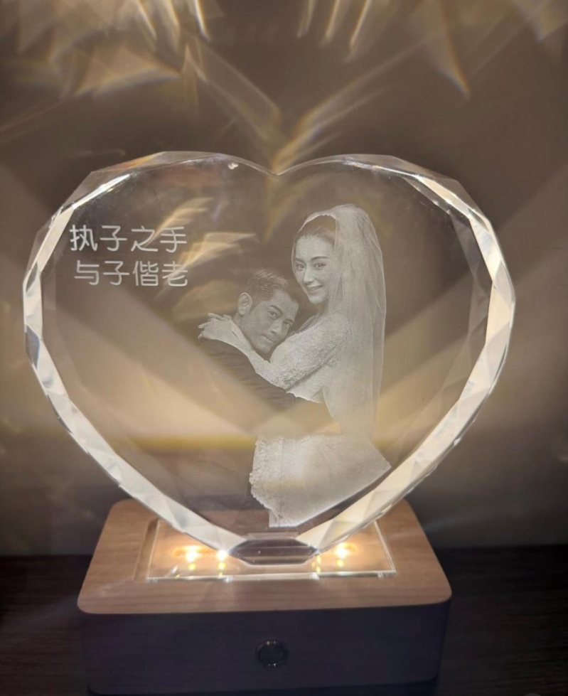 方媛在IG分享的心形摆设，刻有“执子之手 与子偕老”。
