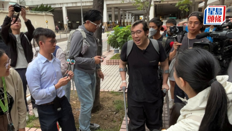 意外受伤的郭先生撑着拐杖上楼执拾。