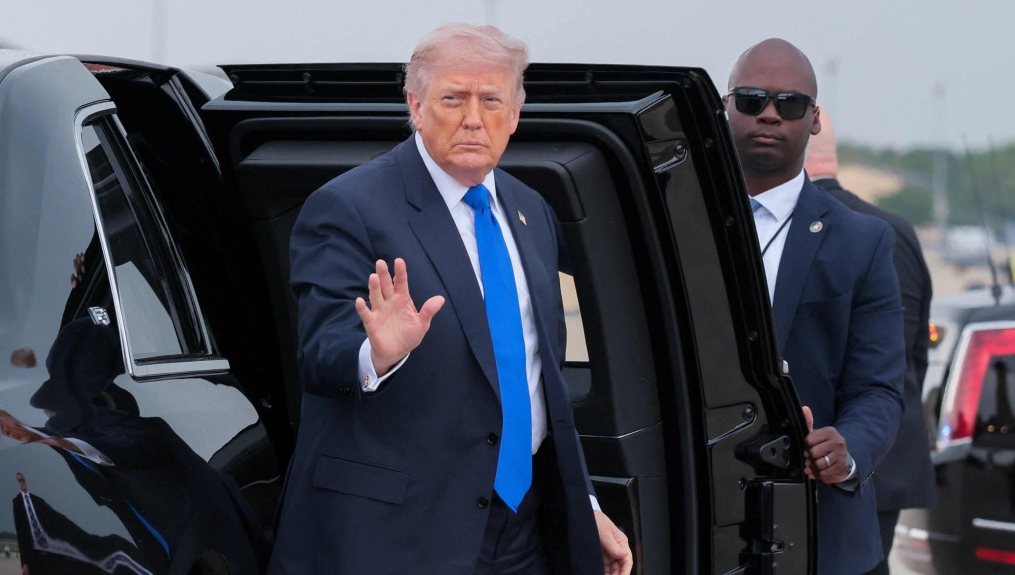美国总统特朗普（Donald Trump）表示，美方已取消派遣特使前往巴基斯坦首都伊斯兰堡与伊朗重启停火谈判的计划，并指伊朗随时可以“打电话”进行谈判。