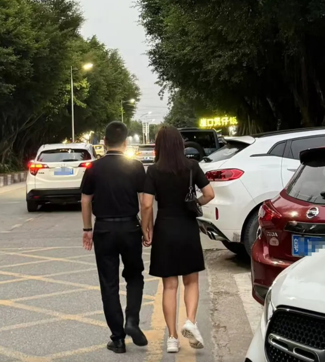 李敏和张勇两人在街头牵手而行。