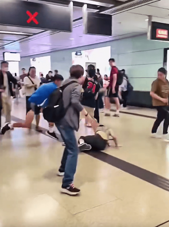 蓝衫汉突然暴起,接连将一名纹身男及一名金髮女推倒地上。 蓝衫汉突然暴起,接连将一名纹身男及一名金髮女推倒地上。