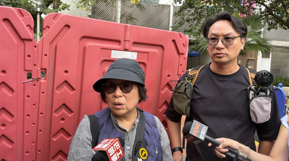 何女士指业主不允许她亲身上楼执拾，只能交由身旁的儿子代劳。