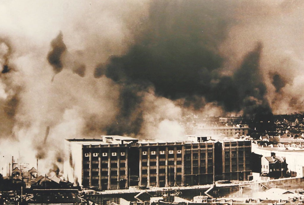图为1937年松沪会战期间，四行仓库周围硝烟弥漫。