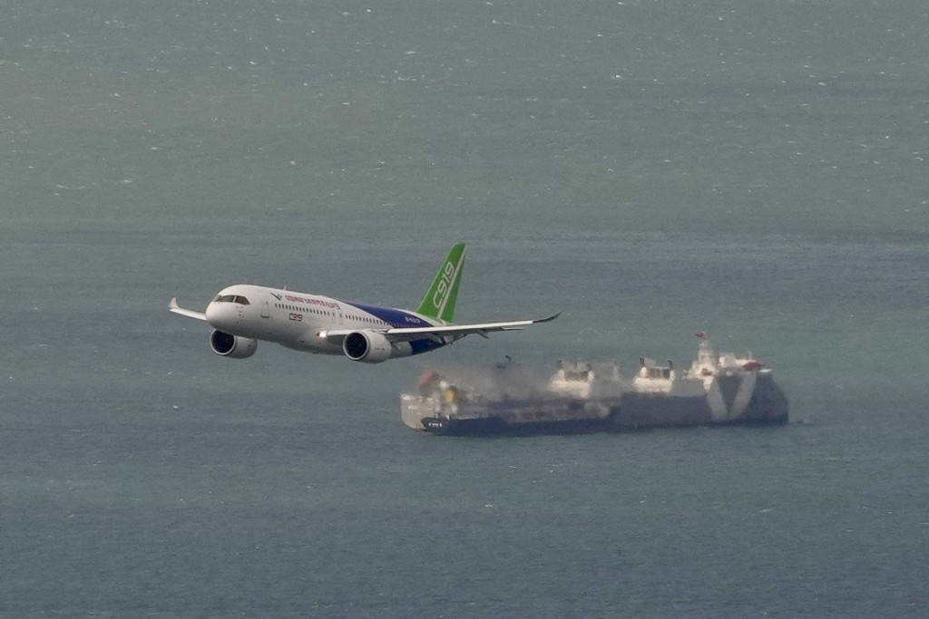 图为C919飞越维港。