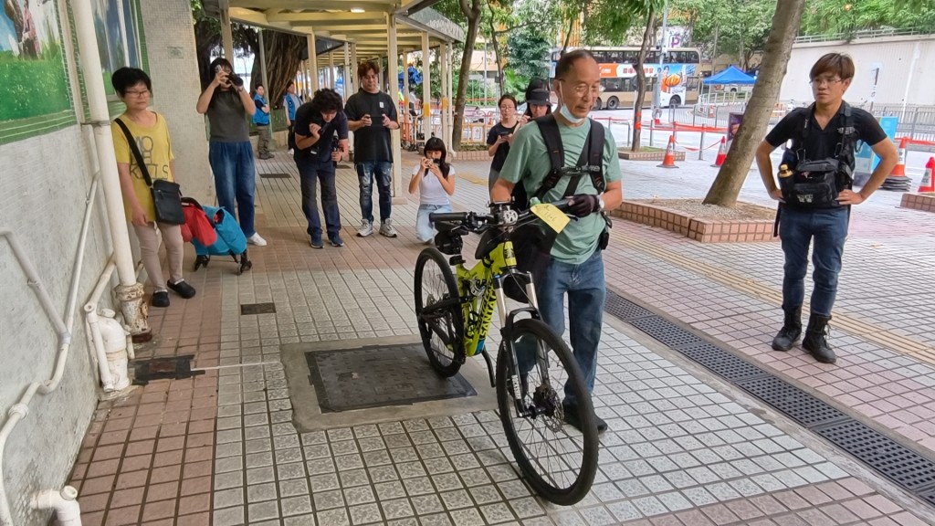 叶先生表示，由单位带走一部单车。