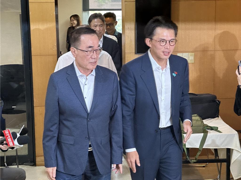蓝白今（28日）公布新北市长民调结果，由国民党推派的李四川（左）获胜