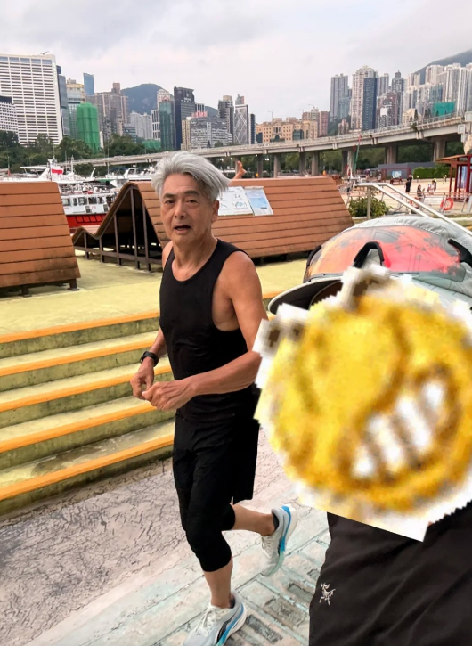 周润发近日在北角东岸板道跑步，被网民拍照并放上小红书，想不到引起他肌肉流失的讨论。