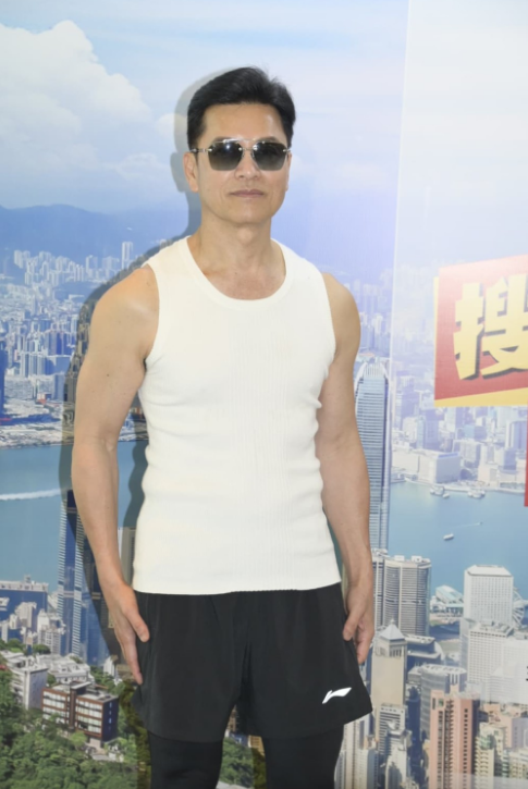 网民将周润发跟69岁的吕良伟比较，指吕良伟外貌更加年青。