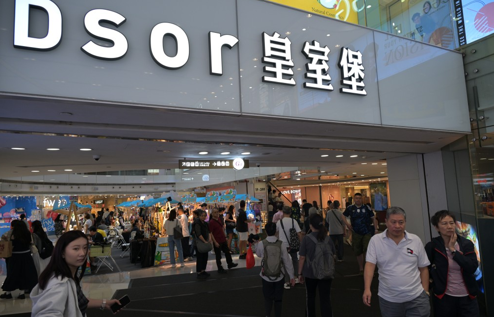 皇室堡商场同样人头涌现。 皇室堡商场同样人头涌现。