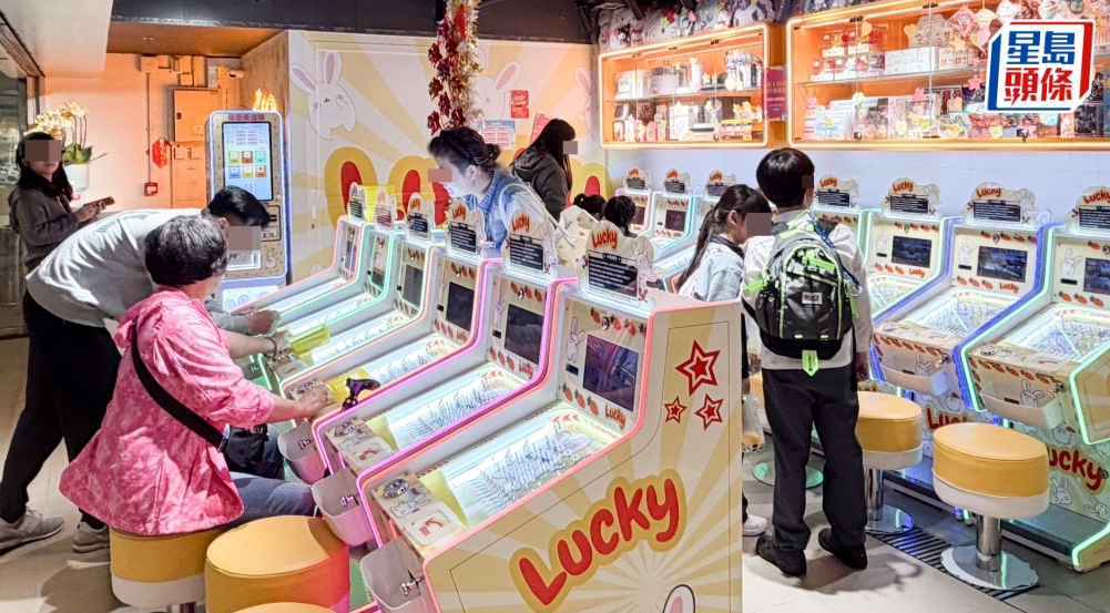 政府拟修例规管夹公仔机、弹珠机店及网吧。立法会民政事务委员会主席邓家彪今日（5日）早上在电台节目中表示，近年越来越多人经营夹公仔机及弹珠机，而过去都有做戒赌服务的机构看到，有人玩这些机成瘾，认为纳入发牌制度可有效保障玩家。