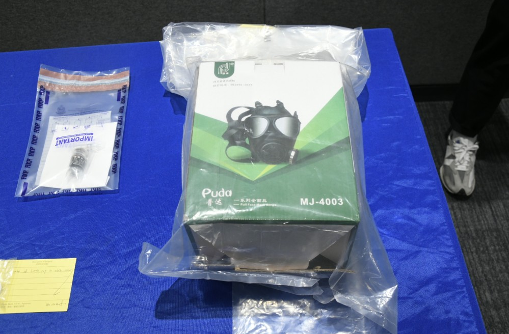 警方展示证物,包括防毒面具。 警方展示证物,包括防毒面具。