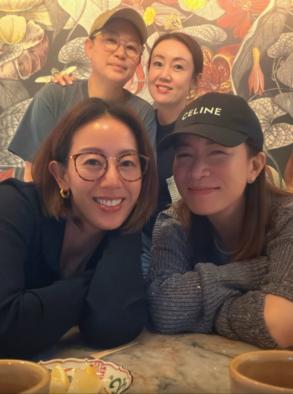 近日梁靖琪与佘诗曼饭叙后合照,被指外貌比年长7年的佘诗曼更加苍老。 近日梁靖琪与佘诗曼饭叙后合照,被指外貌比年长7年的佘诗曼更加苍老。