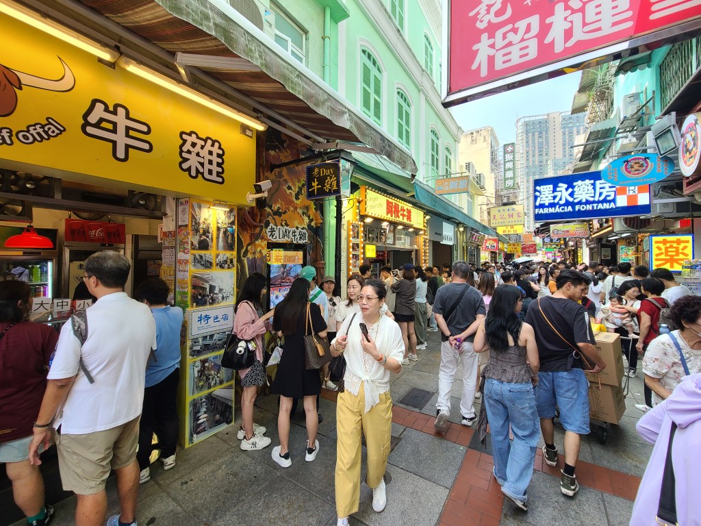 猪扒包、葡挞、牛杂、杏仁饼等街头小吃“香港都有得吃”。