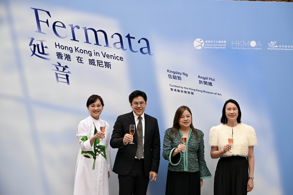 香港艺术馆总馆长莫家咏、艺发局局长霍启刚、文体旅局局长罗淑佩及康文署署长陈咏雯