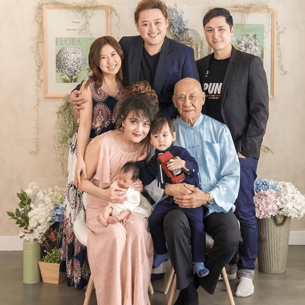 施明与李家鼎即使离婚后仍有见面。 施明与李家鼎即使离婚后仍有见面。